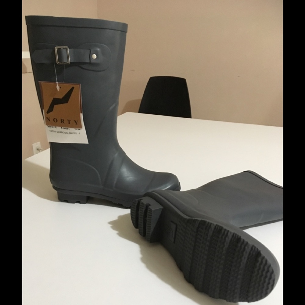 Rain boots, Gray Size 6, fit like a size 7